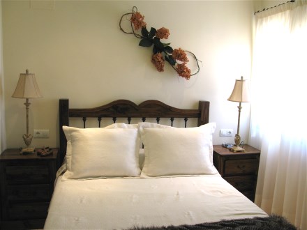 Das Schlafzimmer hat ein Doppelbett 