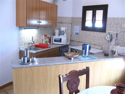 Die offene Kche hat einen Gasherd mit Backofen