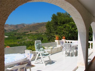 Die sonnige Terrasse mit Blick auf die Berge