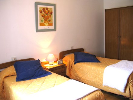 Das Schlafzimmer hat zwei Einzelbetten