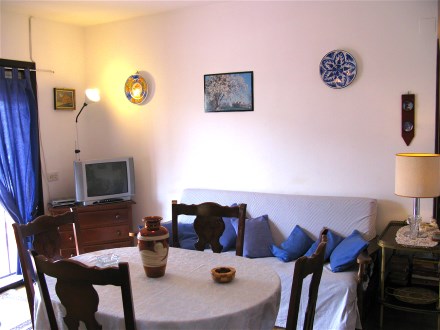 Das Wohnzimmer mit Schlafcouch ist feriengerecht eingerichtet