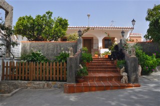 ber Stufen gelangen Sie zum Eingang der Villa