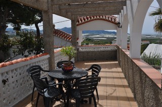 Auf dem weitlufigen Gelnde gibt es gemtliche Sitzecken