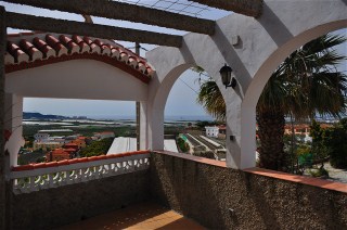 Von der teilberdachten Terrasse haben Sie einen schnen Blick auf das Meer