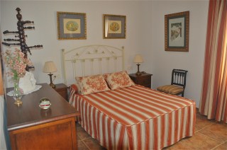 Das Schlafzimmer hat ein Doppelbett