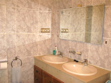 Im Bad steht Ihnen diese Doppelwaschbecken zur Verfgung.