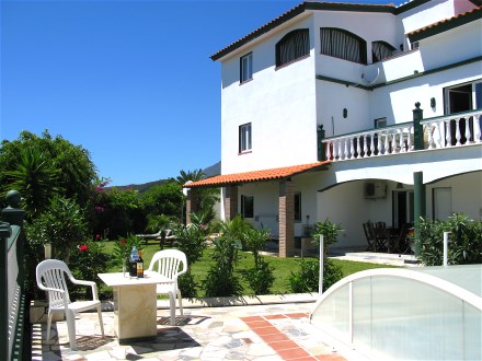 Der gepflegte Garten hat den ganzen Tag Sonne