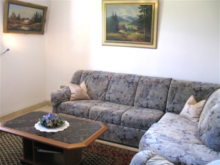 Im Wohnzimmer steht diese ausziehbare Couch zur Verfgung.