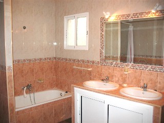 Bad mit Wanne und Waschtisch mit zwei Waschbecken