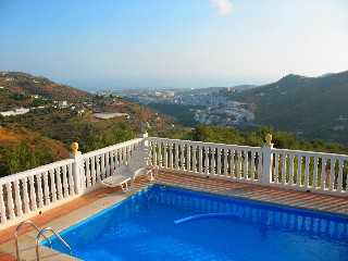Pool mit Blick auf den Ort Torrox und das Meer