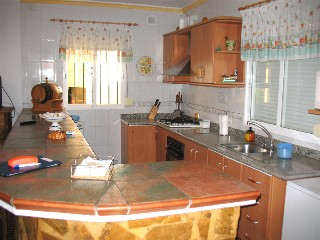 gut ausgesttatete offene Kche mit Theke ist zum Wohnraum offen