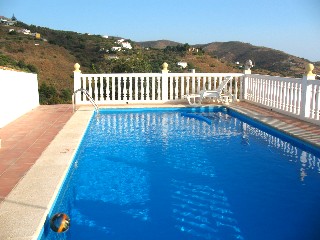 Der private Pool mit Blick in die Berge bei Frigiliana 