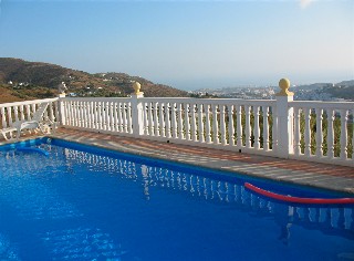 Pool mit Blick auf das Meer