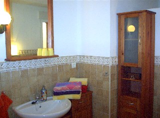 Die bder sind rustikal im Landhausstil gefliest