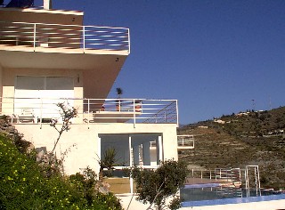 Das Appartements Haus ist modern, im kubischen Stil gebaut