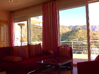 Vom Wohnzimmer kommen Sie auf die private Terrasse oberhalb vom Pool