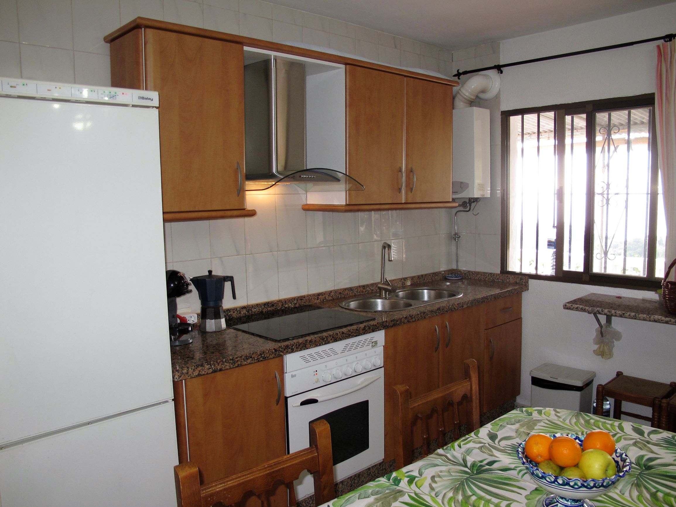 Kchenzeile mit Esstisch