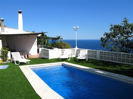 Am Pool haben Sie bis zum spten Abend Sonne