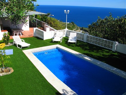 Der Pool ist mit Kunstrasen umrandet. 