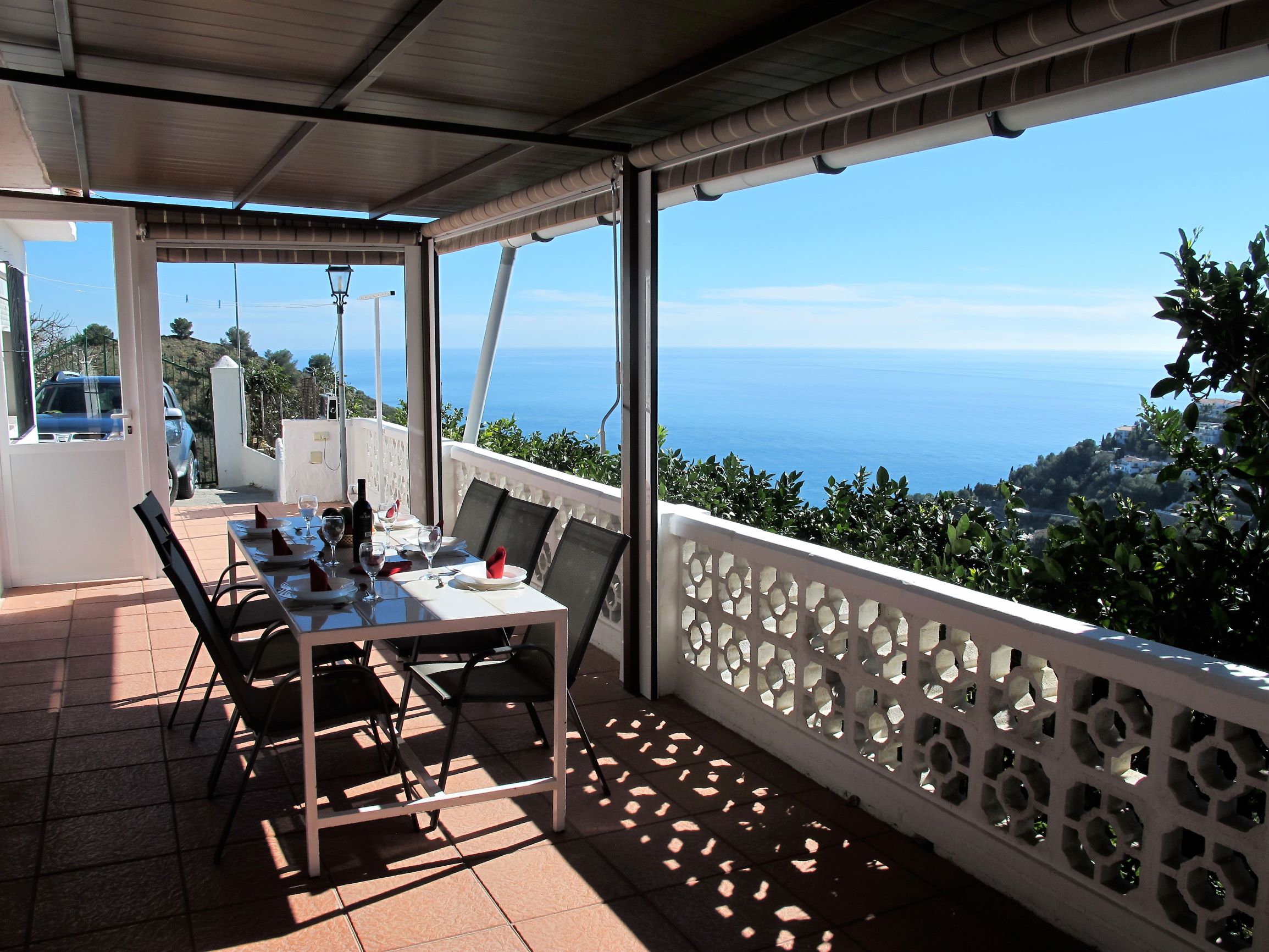 berdachte Terrasse mit Meerblick